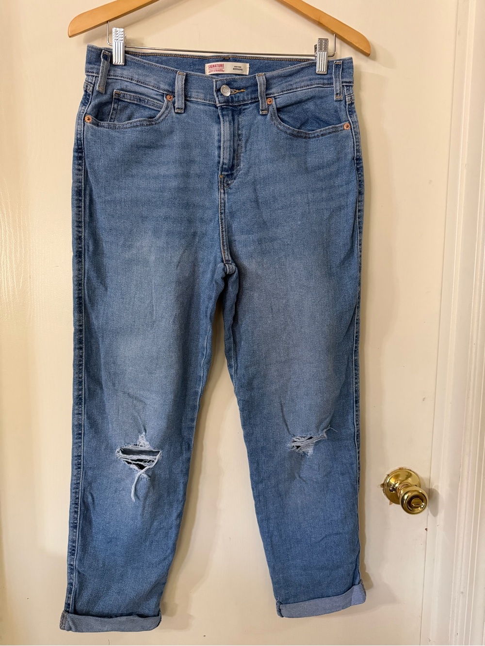Signature Levi Strauss Light Blue Distressed Women’s Jeans (308)